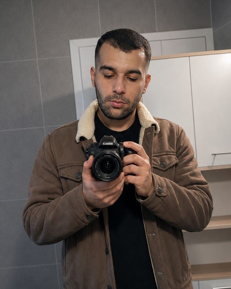 Elinde fotoğraf makinesiyle Adem Görür