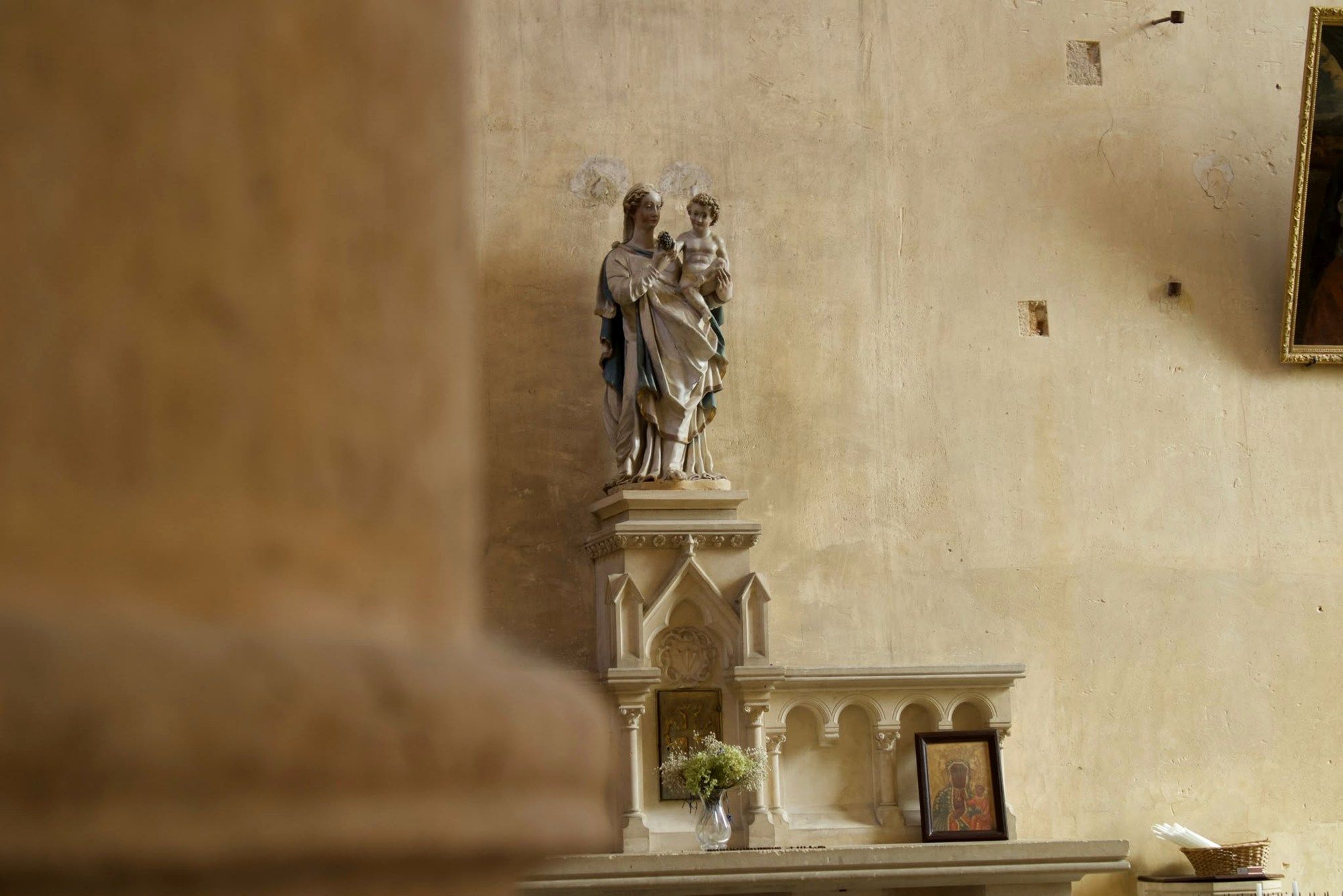 Kilise duvarında Meryem ve çocuk heykeli