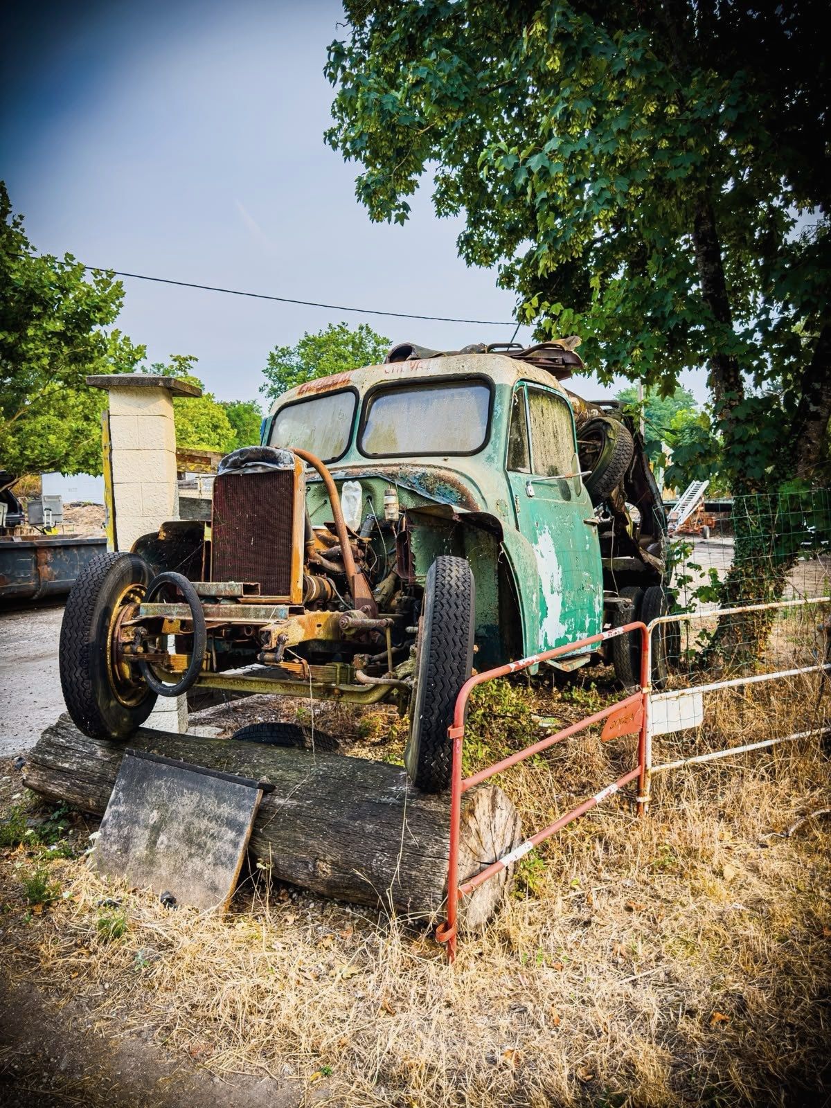 Otlar arasında paslı eski kamyon