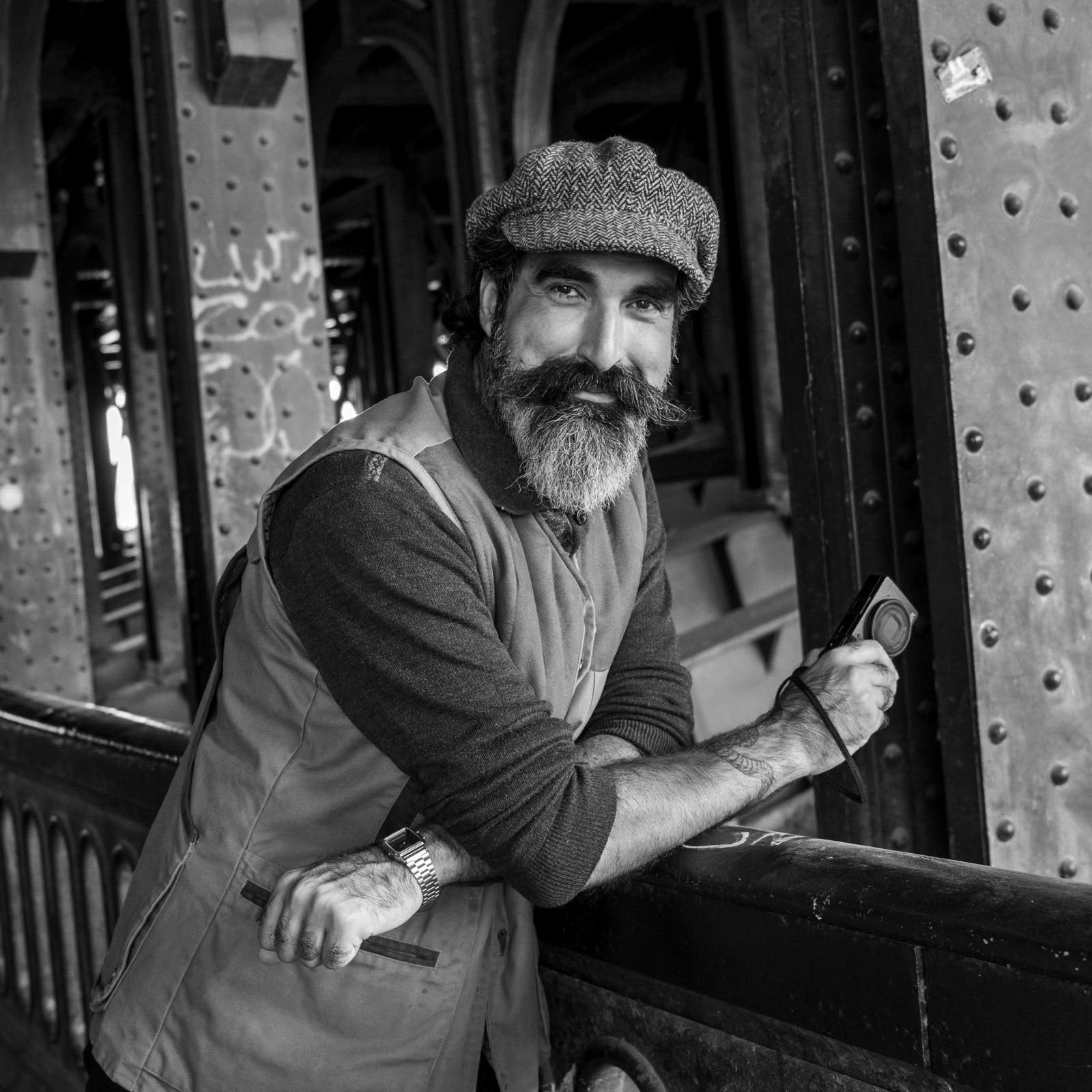 Köprü altında kasketli, sakallı adam